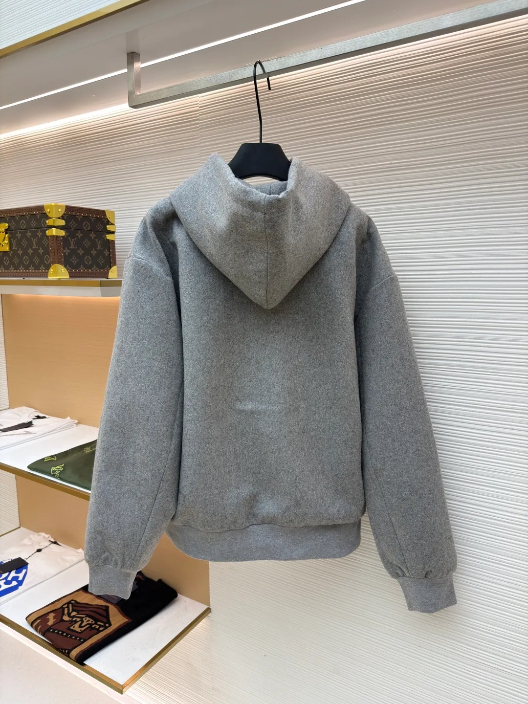 LOUISVUITTON Iron Label Wool Jacket ●Authentic product: purchased and developed by 24960 ●Item number: 1680853-B90 ●Fabric: wool blend ●Technology: positioning cutting machine ●Version: fitted version ●Weight: about 1300 grams ●Size: S-M-L-XL ●Description: Customized 80% wool, 14% spandex, 6% blended sheep wool fabric, full of texture and refined tailoring to reinterpret the dynamic silhouette. The elastic waist upgrades the drape texture, the side pockets are cleverly integrated into the stitching, and the facial pleats are infused with elegance. The left leg is decorated with the brand's metal logo to once again confirm the brand's identity. The overall wiring is straight and delicate, the fabric is comfortable and soft, and the color is consistent without color difference. It can be matched with the same style to create a fashionable look and control various occasions. Customized accessories, complete with three standards, same style for men and women!